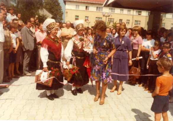 Blagovnica Ribnica, prerez traku ob otvoritvi blagovnice 1.8.1980 ga. Pajnič, ga. Debeljak Cvetka