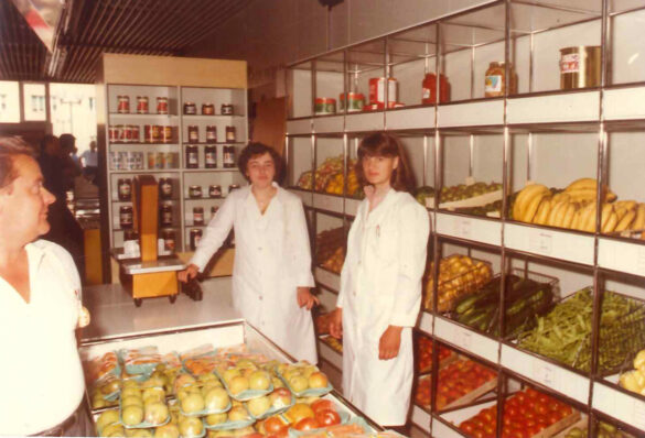 Blagovnica Ribnica, sodobni oddelek sadja in zelenjave, z mladimi ribniškimi trgovkami, leto 1980