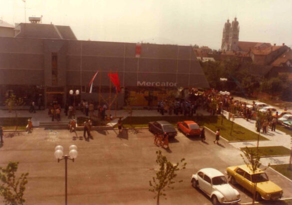 Blagovnica Ribnica z urejenim parkiriščem in zelenico ob otvoritvi 1.8.1980.