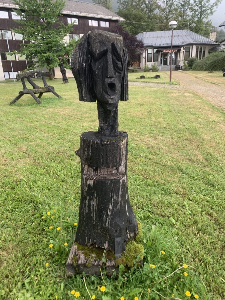 Lesene skulpture se bo restavriralo fazno. 