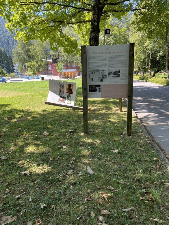 Panoji, ki prikazujejo zgodovino mesta Kočevje so poškodovani. 