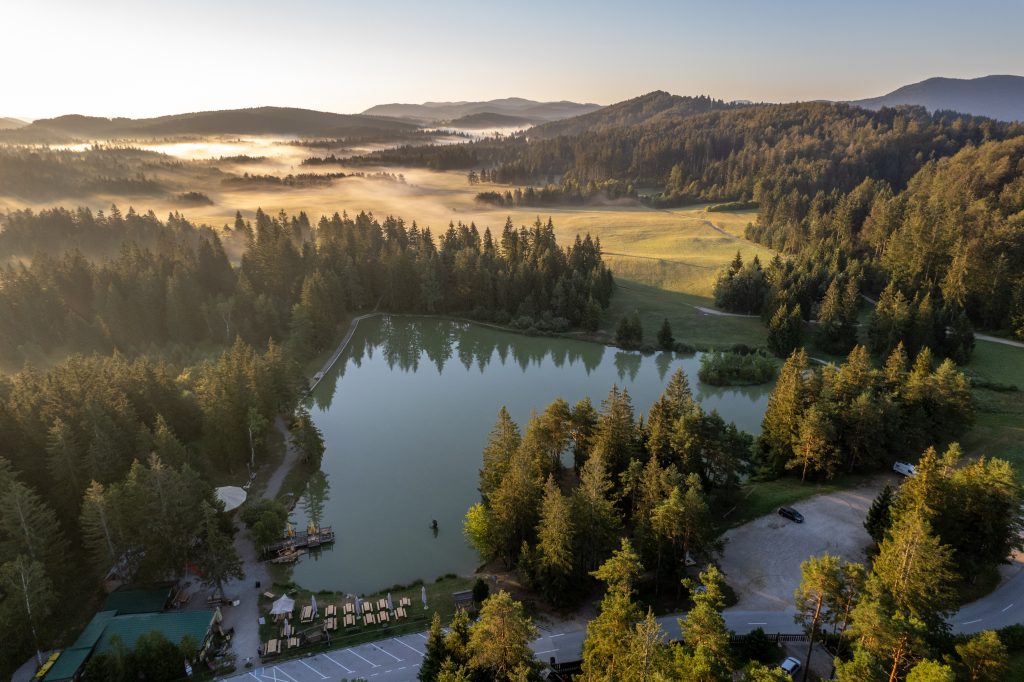 V vročih poletnih dneh je Bloško jezero priljubljena destinacija tudi za enodnevne obiskovalce. 